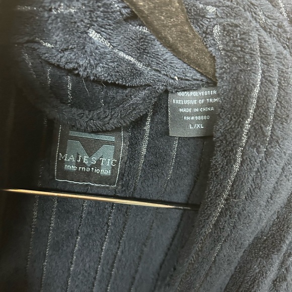 2/$75💥- ROBE | Men’s Majestic International Robe size L-XL - Picture 2 of 4